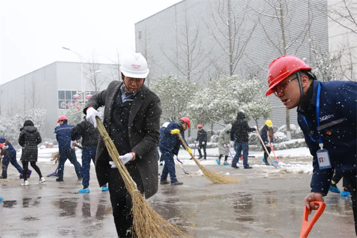 点赞！扫雪除冰，他们是最美的景致