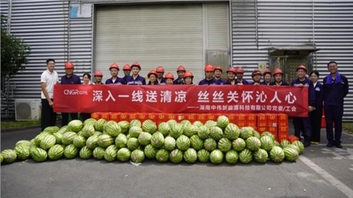 清冷润匠心关切抵热浪|太阳集团tyc1286股份出产一线发展“送清冷”员工关切系列活动